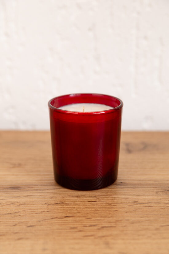 Sojas svece sarkanā stikla traukā